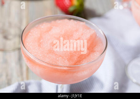 Kalte erfrischende gefrorenen Frosé Rosé Wein Cocktail im Sommer Stockfoto