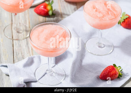 Kalte erfrischende gefrorenen Frosé Rosé Wein Cocktail im Sommer Stockfoto