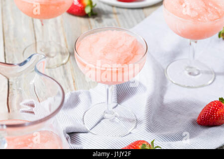 Kalte erfrischende gefrorenen Frosé Rosé Wein Cocktail im Sommer Stockfoto