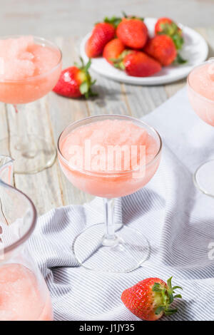 Kalte erfrischende gefrorenen Frosé Rosé Wein Cocktail im Sommer Stockfoto