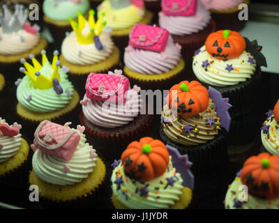 Lust auf Halloween Cupcakes mit Kürbissen, Taschen und Kronen Stockfoto