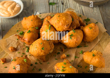 Hausgemachte frittierte Hush Puppy Corn Fritters Stockfoto