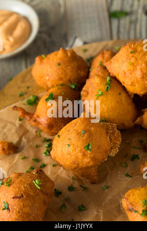 Hausgemachte frittierte Hush Puppy Corn Fritters Stockfoto