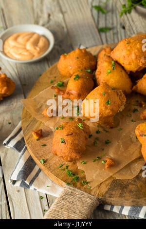 Hausgemachte frittierte Hush Puppy Corn Fritters Stockfoto