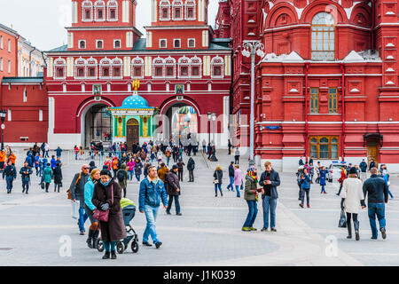 Moskau, 16. April 2017: Die Auferstehung-Tor und die iberische Kapelle am Eingang zum Roten Platz von Manege-Platz aus gesehen. Historisches Museum (rechts Stockfoto