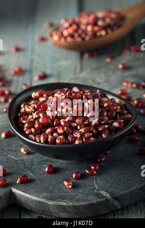 Rohe Bio Rubin Rot Popcorn in eine Schüssel geben Stockfoto