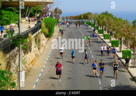 HAIFA, ISRAEL - 21. April 2017: Läufer an eine beliebte Laufveranstaltung für Nächstenliebe Ursachen (Zau Larutz, holen Sie heraus und laufen) im öffentlichen Straßenverkehr teilnehmen Stockfoto