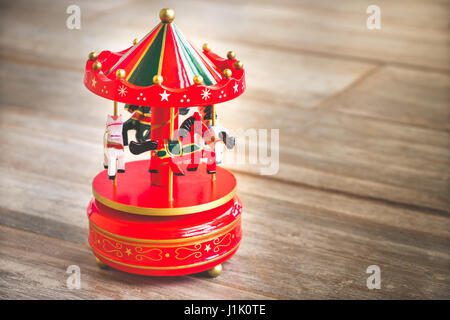 Merry Go Runde rote Karussell Glockenspiel Pferde Spielzeug Vintage alt Stockfoto