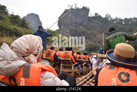 Touristen fahren neun-Bogen Fluss von Wuyishan in Bambus Flöße, China Stockfoto