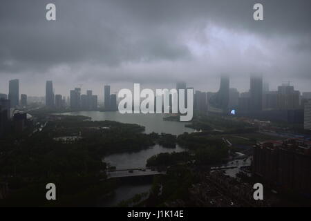 Gewitterwolken über der Skyline der Stadt und See - Hefei, China Stockfoto