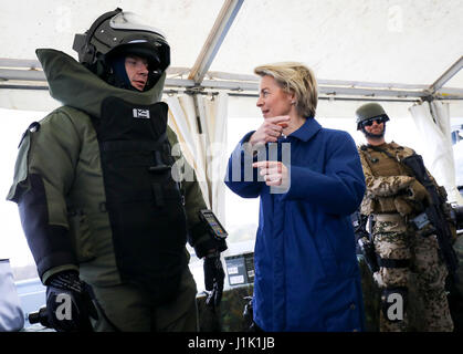 Kiel, Deutschland. 21. April 2017. Die deutsche Verteidigung Ministerin Ursula von der Leyen auf dem Deck der Alster, einer deutschen Marine Corvette mit Froschmänner Zugehörigkeit zu der ständigen maritimen Einheit 1 in Kiel, Deutschland, 21. April 2017. Leyen besuchte die Einheit Basis im Rahmen der Tatsache Versammlung Mission festzustellen, die Rolle und Kapazitäten des Gerätes. Foto: Christian Charisius/Dpa/Alamy Live News Stockfoto