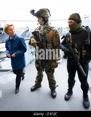 Kiel, Deutschland. 21. April 2017. Die deutsche Verteidigung Ministerin Ursula von der Leyen auf dem Deck der Alster, einer deutschen Marine Corvette mit Froschmänner Zugehörigkeit zu der ständigen maritimen Einheit 1 in Kiel, Deutschland, 21. April 2017. Leyen besuchte die Einheit Basis im Rahmen der Tatsache Versammlung Mission festzustellen, die Rolle und Kapazitäten des Gerätes. Foto: Christian Charisius/Dpa/Alamy Live News Stockfoto