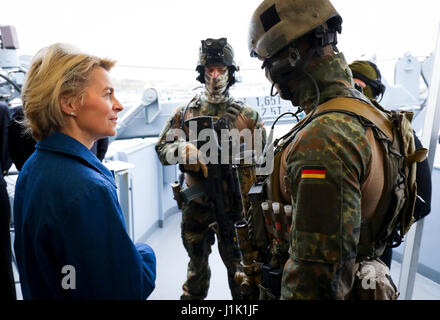 Kiel, Deutschland. 21. April 2017. Die deutsche Verteidigung Ministerin Ursula von der Leyen auf dem Deck der Alster, einer deutschen Marine Corvette mit Froschmänner Zugehörigkeit zu der ständigen maritimen Einheit 1 in Kiel, Deutschland, 21. April 2017. Leyen besuchte die Einheit Basis im Rahmen der Tatsache Versammlung Mission festzustellen, die Rolle und Kapazitäten des Gerätes. Foto: Christian Charisius/Dpa/Alamy Live News Stockfoto