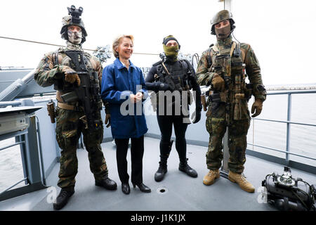 Kiel, Deutschland. 21. April 2017. Die deutsche Verteidigung Ministerin Ursula von der Leyen auf dem Deck der Alster, einer deutschen Marine Corvette mit Froschmänner Zugehörigkeit zu der ständigen maritimen Einheit 1 in Kiel, Deutschland, 21. April 2017. Leyen besuchte die Einheit Basis im Rahmen der Tatsache Versammlung Mission festzustellen, die Rolle und Kapazitäten des Gerätes. Foto: Christian Charisius/Dpa/Alamy Live News Stockfoto