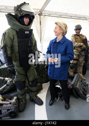 Kiel, Deutschland. 21. April 2017. Die deutsche Verteidigung Ministerin Ursula von der Leyen auf dem Deck der Alster, einer deutschen Marine Corvette mit Froschmänner Zugehörigkeit zu der ständigen maritimen Einheit 1 in Kiel, Deutschland, 21. April 2017. Leyen besuchte die Einheit Basis im Rahmen der Tatsache Versammlung Mission festzustellen, die Rolle und Kapazitäten des Gerätes. Foto: Christian Charisius/Dpa/Alamy Live News Stockfoto