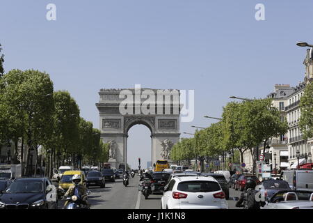 Paris, Frankreich. 21. April 2017. Die Champs-Elysees wurde wieder für den Verkehr geöffnet. Am Tag nach der ISIS schießen auf den Champs-Elysées, das sah man Polizisten tot, sieht Paris gehen wir zurück zum Tagesgeschäft, aber mit starker Polizeipräsenz auf wichtigen Standorten. Bildnachweis: Michael Debets/Alamy Live-Nachrichten Stockfoto