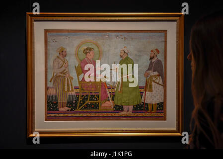 London, UK.  21. April 2017.  Ein Mitarbeiter sieht eine kalligraphische Panel Jahangir mit Juwelen Asaf Khan, Indien, Ende des 17. Jahrhunderts, (gegr. GBP 60-80k), zeigt eine Vorschau bei Sotheby's, New Bond Street, der bevorstehende Verkauf von Kunst aus der islamischen Welt, Nahost Kunst und Orientalist Kunst des 20. Jahrhunderts. Bildnachweis: Stephen Chung / Alamy Live News Stockfoto