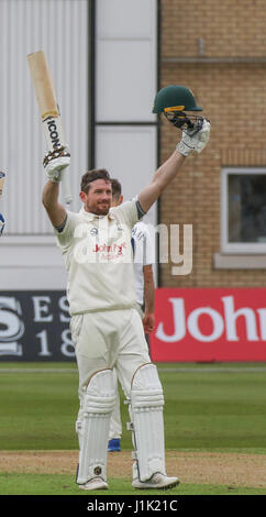 Nottinghamshire, UK. 21. April 2017. County Cricket: Nottinghamshire V Sussex Riki Wessels feiert seinen Jahrhundert für Notts in ihrem ersten Innings gegen Sussex Credit: David Kissman/Alamy Live News Stockfoto