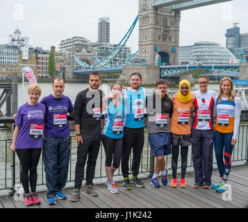 Tower Hotel, London UK. 21. April 2017. Spezielle Läufer-Fototermin mit links nach rechts, Jackie Scully und Verlobte Duncan Sloan (, bei der Cutty Sark am Renntag verheiratet zu sein), Trainer Chevy mit Mohn und Jake für die Köpfe zusammen, Emmanuel de Merode läuft für Virunga, Somali Olympian Zamzam UK Asyl nach Morddrohungen in Somalia und professionelle Ruderer Helen Glover und Heather stehend ausgeführt. Bildnachweis: Malcolm Park/Alamy Live-Nachrichten. Stockfoto