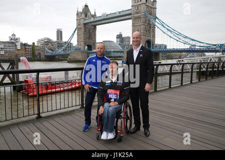 London, UK. 21. April 2017. Marcel Hug besucht die offizielle Eröffnung des Abbott World Marathon Majors Serie XI von Tower Bridge in London vor der Jungfrau-Geld-London-Marathon auf Sonntag, 23. April 2017 Credit: Keith Larby/Alamy Live News Stockfoto