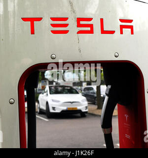 London, UK. 21. April 2017. Bild zeigt: Tesla-Modelle X und S bei Aufladung South Mimms Dienste auf der M25 in der Nähe von London. Bild von Gavin Rodgers/Pixel 8000 Ltd Credit: Gavin Rodgers/Alamy Live-Nachrichten Stockfoto