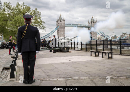 London, UK. 21. April 2017. 62 Salutschüsse abgefeuert durch die Honourable Artillery Company an der Tower of London zum 91. Geburtstag der Queen. Bildnachweis: Guy Corbishley/Alamy Live-Nachrichten Stockfoto