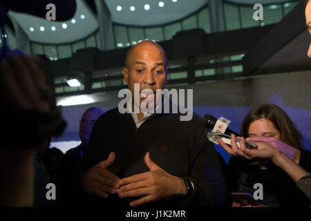 Dulles, Virginia, USA. 29. Januar 2017. US-Senator CORY BOOKER von New Jersey spricht mit den Medien außerhalb der Dulles International Airport nach dem Versuch, mit Reisenden, die von der U.S. Customs and Border Protection durch ein Reiseverbot verordnet durch Präsident DONALD TRUMP im internationalen Ankunftsbereich des Washington Dulles International Airport in Dulles, Virginia am 26. Januar 2017 festgenommen sprechen. Bildnachweis: Alex Edelman/ZUMA Draht/Alamy Live-Nachrichten Stockfoto