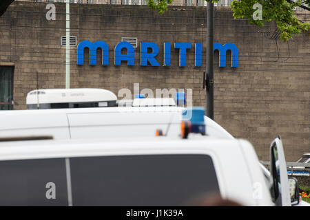 Köln, Deutschland. 21. April 2017. Polizei ist immer bereit für das politische Übereinkommen die AFD im Maritim Hotel. Bildnachweis: Klaus Reinshagen / Alamy Live News Stockfoto