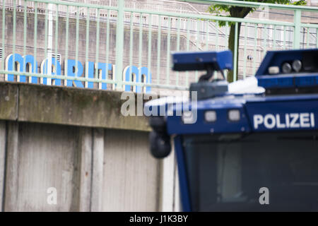 Köln, Deutschland. 21. April 2017. Polizei ist immer bereit für das politische Übereinkommen die AFD im Maritim Hotel. Bildnachweis: Klaus Reinshagen / Alamy Live News Stockfoto