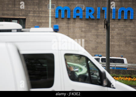 Köln, Deutschland. 21. April 2017. Polizei ist immer bereit für das politische Übereinkommen die AFD im Maritim Hotel. Bildnachweis: Klaus Reinshagen / Alamy Live News Stockfoto