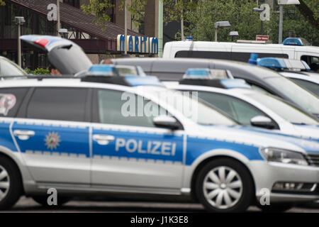 Köln, Deutschland. 21. April 2017. Polizei ist immer bereit für das politische Übereinkommen die AFD im Maritim Hotel. Bildnachweis: Klaus Reinshagen / Alamy Live News Stockfoto