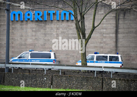 Köln, Deutschland. 21. April 2017. Polizei ist immer bereit für das politische Übereinkommen die AFD im Maritim Hotel. Bildnachweis: Klaus Reinshagen / Alamy Live News Stockfoto