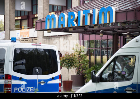 Köln, Deutschland. 21. April 2017. Polizei ist immer bereit für das politische Übereinkommen die AFD im Maritim Hotel. Bildnachweis: Klaus Reinshagen / Alamy Live News Stockfoto