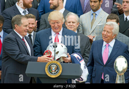 New England Patriots Kopf coach Bill Belichick, links, präsentiert einen Team Helm, Präsident der Vereinigten Staaten Donald J. Trump, Zentrum, nach Bemerkungen machen, während der Zeremonie begrüßen den Super Bowl Champions, South Lawn von White House in Washington, DC auf Montag, 19. April 2917. Team-Besitzer Robert Kraft blickt auf von rechts. Bildnachweis: Ron Sachs/CNP (Einschränkung: NO New York oder New Jersey Zeitungen oder Zeitschriften in einem Umkreis von 75 Meilen von New York City)-kein Draht-SERVICE - Foto: Ron Sachs/Consolidated/Dpa Stockfoto