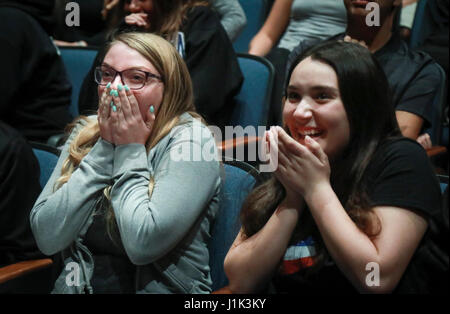 Florida, USA. 21. April 2017. Junior Brianna Repetti (links) und im zweiten Jahr Aliya Santiago zu reagieren, als Wesley Whatley, creative Director von MacyÃ ¢ Â'¬â "¢ s Thanksgiving Day Parade und Leiter des ParadeÃ ¢ Â'¬â" ¢ s Band Auswahlkommission, Überraschungen Mitglieder der Park Vista High School Marching Band mit der Nachricht von ihrer Auswahl aus Hunderten von bundesweiten Bewerbern für eine von zehn marschierendes Band durchführen Schlitze in 2018 MacyÃ ¢ Â'¬â "¢ s Thanksgiving Day Parade Freitag , 21. April 2017. Whatley machte die Ankündigung bei einem Überraschung Treffen arrangiert von Mitarbeitern der Schule. Repetti spielt die Klarinette ein Stockfoto