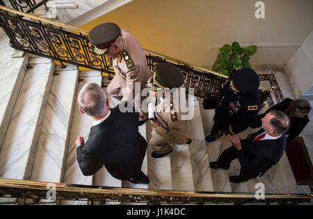 US-Verteidigungsminister James Mattis, geht links die Treppe mit ägyptischen Defence Minister Sedki Sobhy an das Ministry of Defense 20. April 2017 in Kairo, Ägypten. Stockfoto