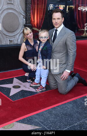 LA, Kalifornien, USA. 21. April 2017.  Chris Pratt mit Frau Anna Faris und Sohn Jack Pratt Chris Pratt wird geehrt mit A Stern auf dem Hollywood Walk Of Fame, Los Angeles, USA - 21, April 2017 vor der El Capitan Theatre am Hollywood Boulevard Foto © Jim Smeal/Alamy Live News Stockfoto