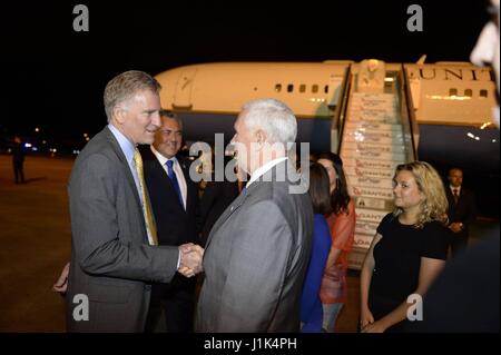 Sydney, Australien. 21. April 2017. US-Vizepräsident Mike Pence, Recht, wird von der US-Botschaft Geschäftsträger James Carouso bei Ankunft am internationalen Flughafen von Sydney 21. April 2017 in Sydney, Australien begrüßt. Australien ist die letzte Station in der Vizepräsident vier Nation Reise nach Asien. Bildnachweis: Planetpix/Alamy Live-Nachrichten Stockfoto