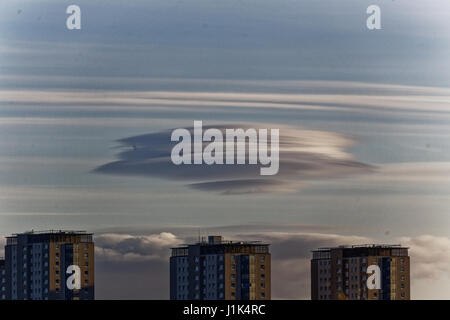 Glasgow, Schottland, UK, 21. April, seltsame UFO Formen über die Stadt, linsenförmige Wolken Altocumulus Lenticularis sind stationäre linsenförmige Wolken, die in der Troposphäre bilden © Gerard Fähre/Alamy Live News Stockfoto