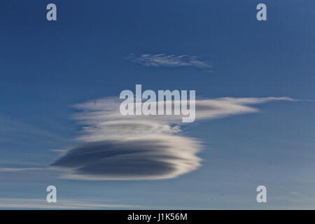 Glasgow, Schottland, UK, 21. April, seltsame UFO Formen über die Stadt, linsenförmige Wolken Altocumulus Lenticularis sind stationäre linsenförmige Wolken, die in der Troposphäre bilden © Gerard Fähre/Alamy Live News Stockfoto