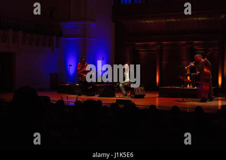 London, Vereinigtes Königreich. 21. April 2017. Antonio Zambujo im Konzert in der Cadogan Hall in London, Vereinigtes Königreich. Bildnachweis: Brayan Lopez/Alamy Live-Nachrichten Stockfoto