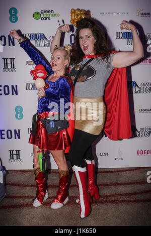 Westminster, UK. 20. April 2017. Zwei Damen Kleid wie Supergirl jährlich nationale UK Blog Awards im Park Plaza Westminster Bridge, London besucht. Siehe Li Stockfoto