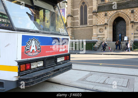 Melbourne, Australien. 22. April 2017. Festschrift Flaggen wehen in Melbourne, als die Stadt bereitet sich anlässlich der Anzac Day am 25 April, als Bestandteil der 102. Centenerary zum Gedenken an die Anlandungen von Australian and New Zealand Army Corps in Gallipoli Türkei am 25. April 1915 Credit: Amer Ghazzal/Alamy Live-Nachrichten Stockfoto