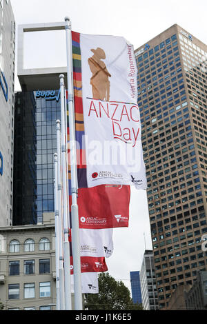 Melbourne, Australien. 22. April 2017. Festschrift Flaggen wehen in Melbourne, als die Stadt bereitet sich anlässlich der Anzac Day am 25 April, als Bestandteil der 102. Centenerary zum Gedenken an die Anlandungen von Australian and New Zealand Army Corps in Gallipoli Türkei am 25. April 1915 Credit: Amer Ghazzal/Alamy Live-Nachrichten Stockfoto