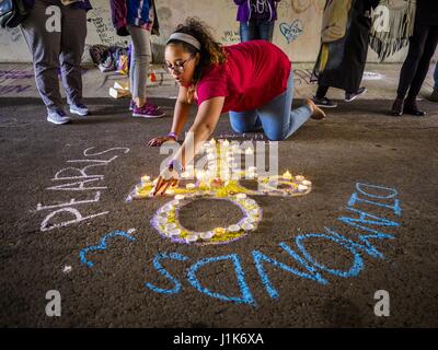 Chanhassen, Minnesota, USA. 21. April 2017. TAYLOR HEPLER, macht von Harrisburg, PA, ein Denkmal für Prinz in den Fußgängertunnel vor Paisley Park, seine ehemalige Heimat und Aufnahme Studio. Der Tunnel ist ein Denkmal für Prinz geworden, Menschen haben Graffiti im Tunnel ehrt ihn gezogen und Gedenkstätten im Tunnel verlassen. Der Superstar starb an einer versehentlichen Überdosis von opioid Fentanyl am 21. April 2016. Freitag war der erste Jahrestag seines Todes. Massen von Menschen versammelten sich in Paisley Park, der heute als Museum dient, um die Minnesota geborene Musiker zu Ehren. (Kredit-Bild: © Jack Ku Stockfoto