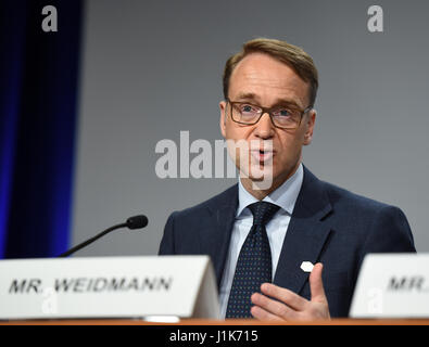 Washington, DC, USA. 21. April 2017. Jens Weidmann, Präsident der deutschen Zentralbank spricht auf dem G20-Präsidentschaft Pressekonferenz während der IMF/World Bank 2017 Spring Meeting in Washington, D.C., Hauptstadt der Vereinigten Staaten, 21. April 2017. Finanzminister aus der Gruppe der 20 führenden Volkswirtschaften haben einem breiten Konsens erreicht, dass Freihandel und offene Märkte ist besser für die Förderung des globalen Wirtschaftswachstums, deutschen Beamten sagte am Freitag. Bildnachweis: Bao Dandan/Xinhua/Alamy Live-Nachrichten Stockfoto