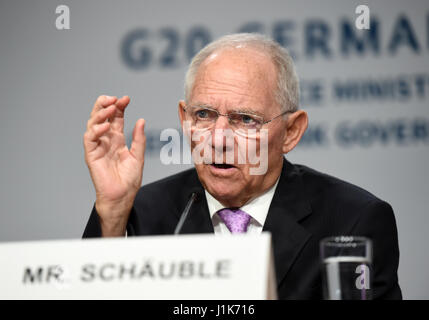 Washington, DC, USA. 21. April 2017. Der deutsche Finanzminister Wolfgang Schaeuble spricht auf dem G20-Präsidentschaft Pressekonferenz während der IMF/World Bank 2017 Spring Meeting in Washington, D.C., Hauptstadt der Vereinigten Staaten, 21. April 2017. Finanzminister aus der Gruppe der 20 führenden Volkswirtschaften haben einem breiten Konsens erreicht, dass Freihandel und offene Märkte ist besser für die Förderung des globalen Wirtschaftswachstums, deutschen Beamten sagte am Freitag. Bildnachweis: Bao Dandan/Xinhua/Alamy Live-Nachrichten Stockfoto