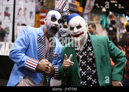 Chicago, USA. 21. April 2017. Drei Cosplayer gekleidet im Kostüm Pose für Bilder während der Chicago Comic und Entertainment Expo (C2E2) in Chicago, USA, 21. April 2017. Die C2E2 begann in Chicago am 21. April und dauert drei Tage. Bildnachweis: Wang Ping/Xinhua/Alamy Live-Nachrichten Stockfoto