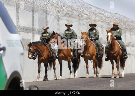 San Ysidro, Kalifornien, USA. 21. April 2017. Die San Diego Bereich Customs and Border Protection Pferd Patrouille fuhr entlang der Grenze zu Mexiko vor einer Pressekonferenz mit Generalstaatsanwalt Jeff Sessions und Homeland Security Secretary John Kelly. Bildnachweis: John Gastaldo/ZUMA Draht/Alamy Live-Nachrichten Stockfoto