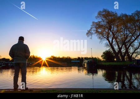 Rufford, Lancashire, 22. April 2017. Großbritannien Wetter.  Nach einer eisigen, kalten Nacht wärmt ein wunderschönen Sonnenaufgang die Kanalboote vertäut am St. Marien-Marina in Lancashire.  Diese lokalen Schönheitsstelle liegt direkt an der Leeds/Liverpool-Kanal.  Mit seiner atemberaubenden Aussichtspunkten und auf Website Café ist ein beliebter Rastplatz für Reisende dieser berühmten Ost nach West-Route.  Bildnachweis: Cernan Elias/Alamy Live-Nachrichten Stockfoto